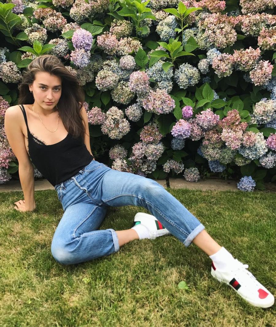 Jessica Clements Sexy Legs Picture and Photo