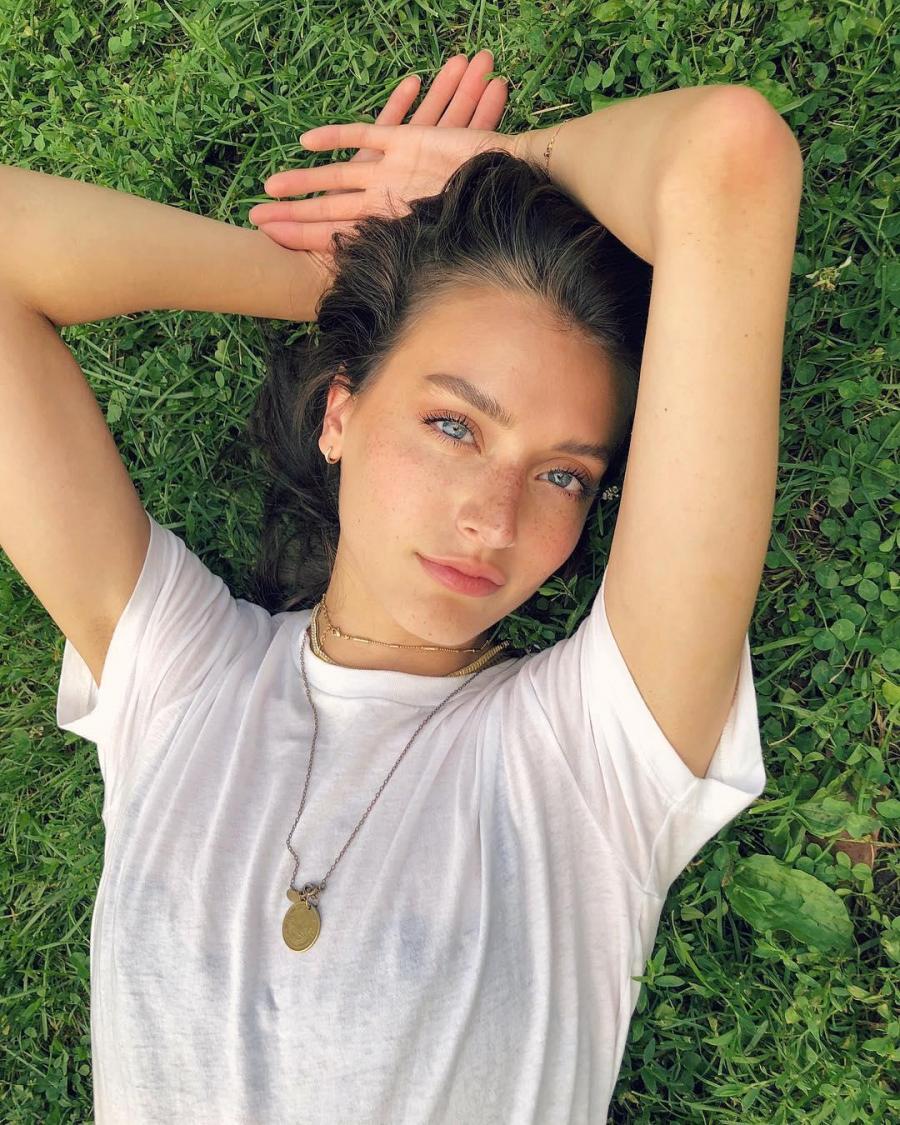Jessica Clements Sexy Legs Picture and Photo
