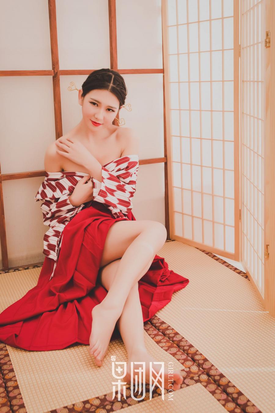 Girlt The seduction of the enchanting kimono