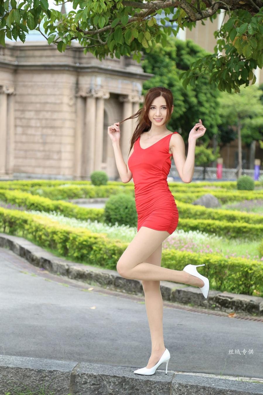 Taiwan Social Celebrity Cai Yi Xin Red Dress Pictures