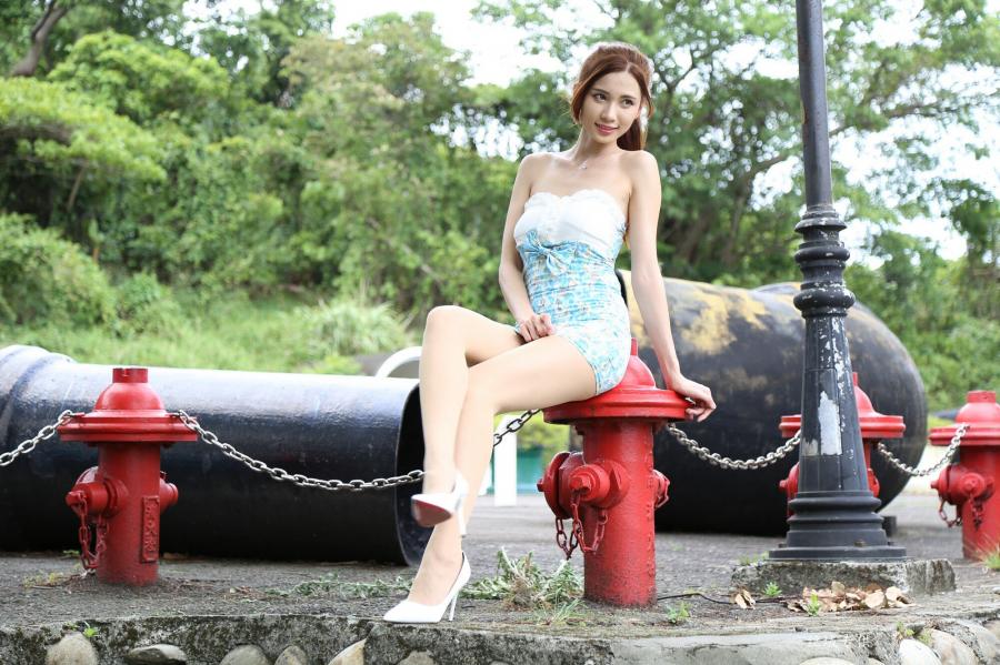 Taiwan Pretty Girl Cai Yi Xin Hip and Dress Picture and Photo
