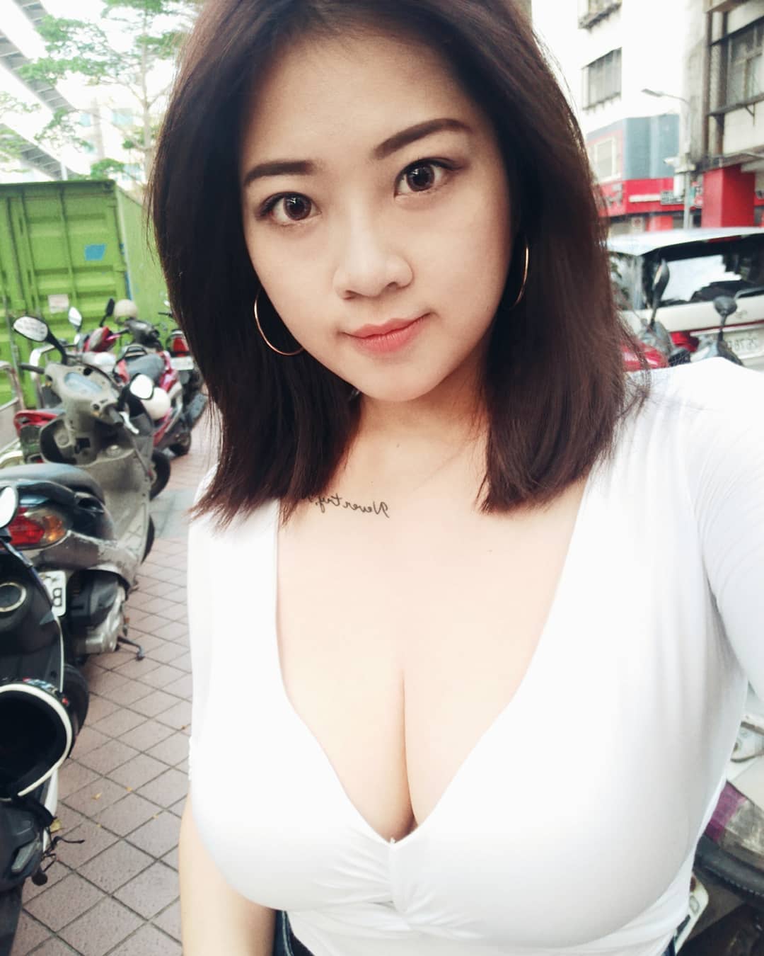 Chole Bei Bei Huge Boobs Plump Picture and Photo