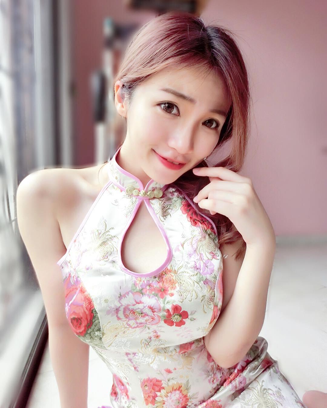 Annqi Deng Lovely and Cute Picture and Photo