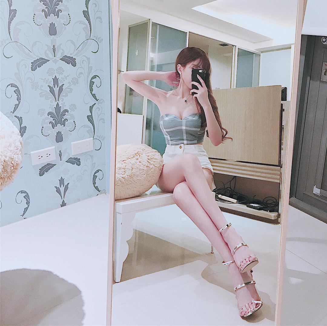 Fan Ya Xuan Beautiful Legs Lovely Picture and Photo