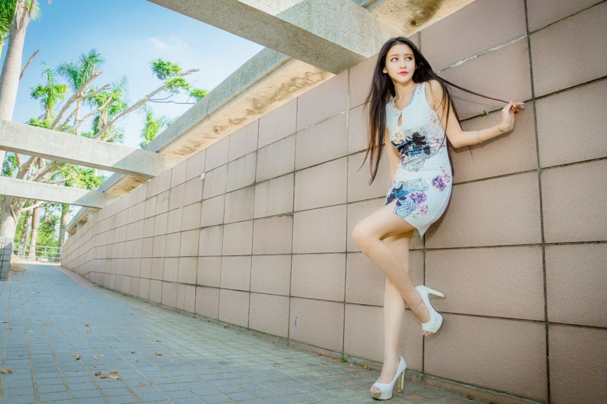 Taiwan Social Celebrity Girl Zhan Ai Wei White and Black Goddess on Street