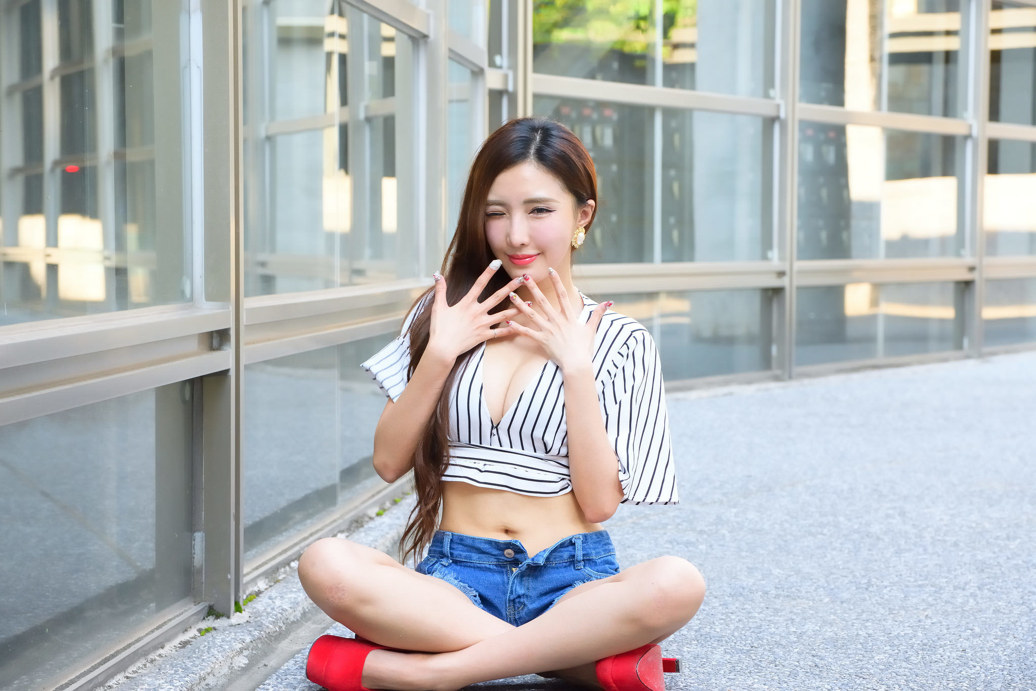 Taiwan Pretty Girl Zhao Yun Mature Legs on Street