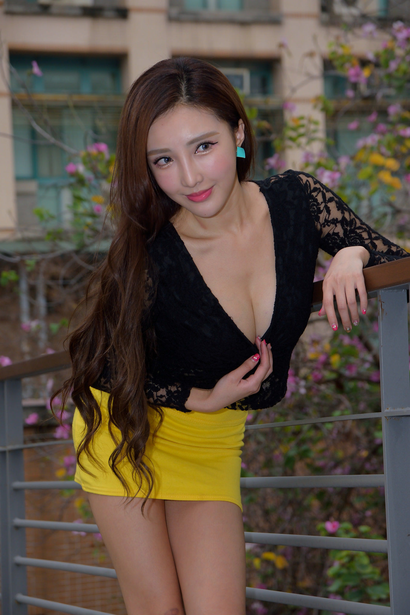 Taiwan Pretty Girl Zhao Yun Mature Legs on Street